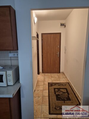 PREDAJ - čiastočne prerobená garsónka s balkónom na Eotvosovej ulici v Komárne  — foto 2