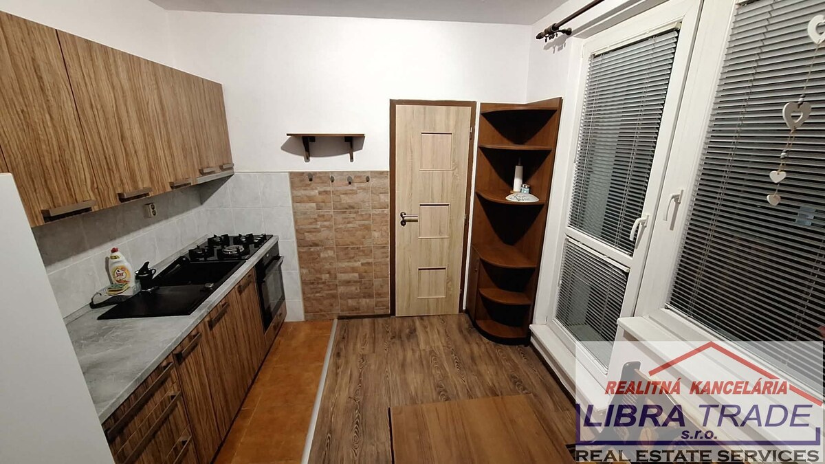EXKLUZÍVNY PREDAJ - Čiastočne prerobený 3 izbový byt s loggiou na Českej ul. v Komárne VII. sídlisko DOHODA MOŽNÁ!  — foto 3