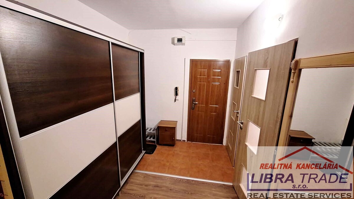 EXKLUZÍVNY PREDAJ - Čiastočne prerobený 3 izbový byt s loggiou na Českej ul. v Komárne VII. sídlisko DOHODA MOŽNÁ!  — foto 9