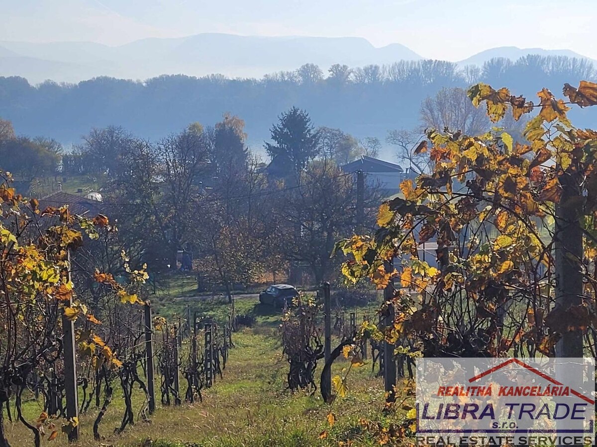 Ponúkame na predaj pozemok na Božom kopci v Štúrove.