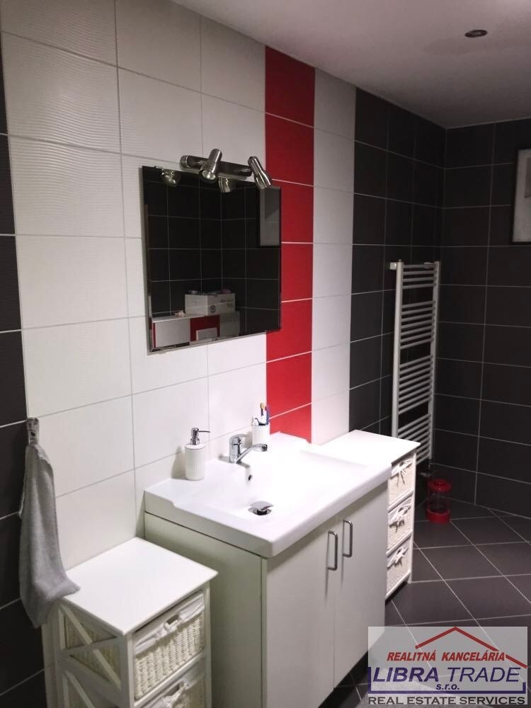 Predaj - 8 izbový rodinný dom pre viacčlennú rodinu vhodný aj pre podnikanie v Komárne — foto 17