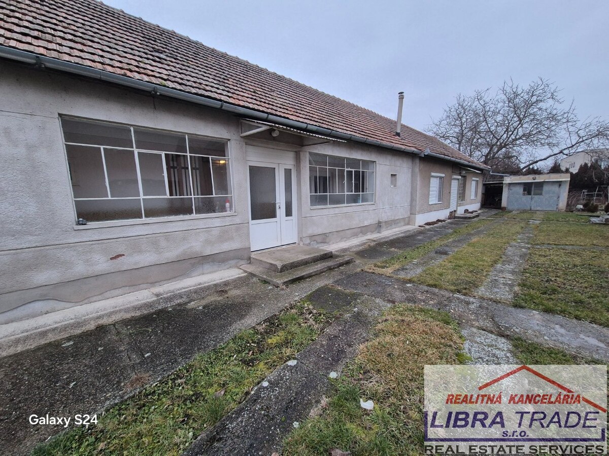 Predaj - Starší dvojdom  s pozemkom o rozlohe: 1064m2 v obci Bánov. — foto 3
