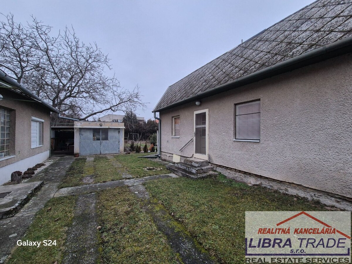 Predaj - Starší dvojdom  s pozemkom o rozlohe: 1064m2 v obci Bánov. — foto 4