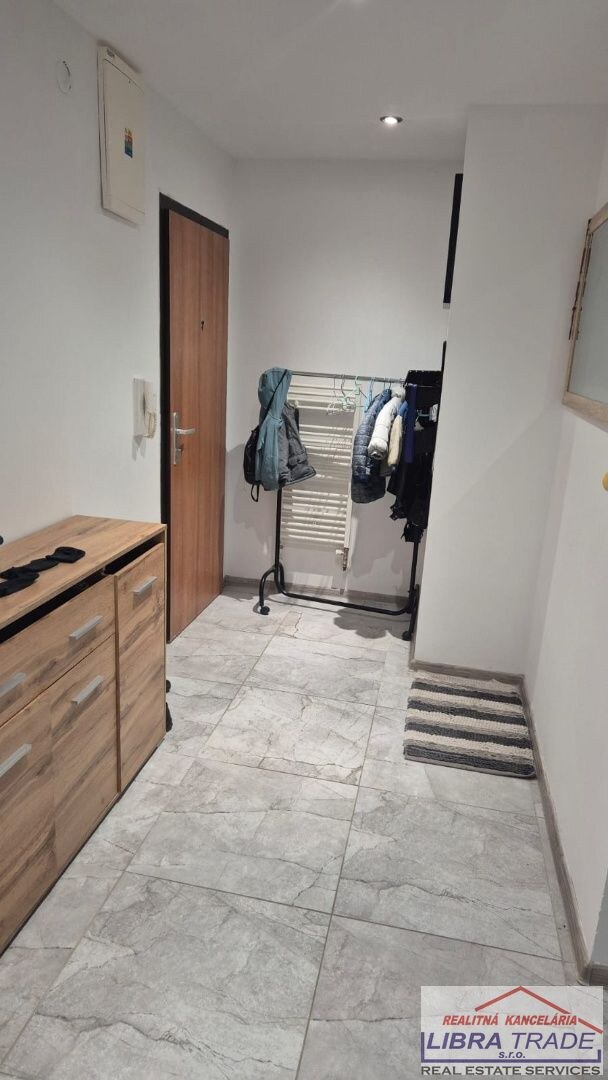 Prenájom - 1 izb. zariadený byt s balkónom v Šuranoch. — foto 9