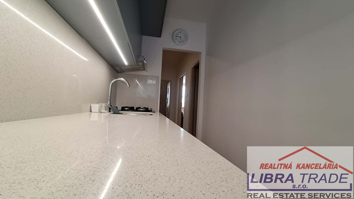PREDAJ - Kompletne prerobený veľký 3 izbový byt prerobený na 4 izbový byt s 2 balkónmi na Komenského ul. v Komárne  — foto 5