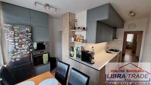 PREDAJ - Kompletne prerobený veľký 3 izbový byt prerobený na 4 izbový byt s 2 balkónmi na Komenského ul. v Komárne  — foto 1