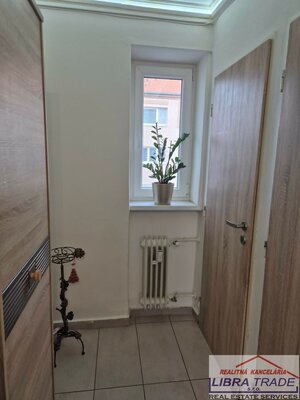 PREDAJ - Kompletne prerobený tehlový 3 izbový byt pôvodne 2 izbový byt v Komárne  — foto 8