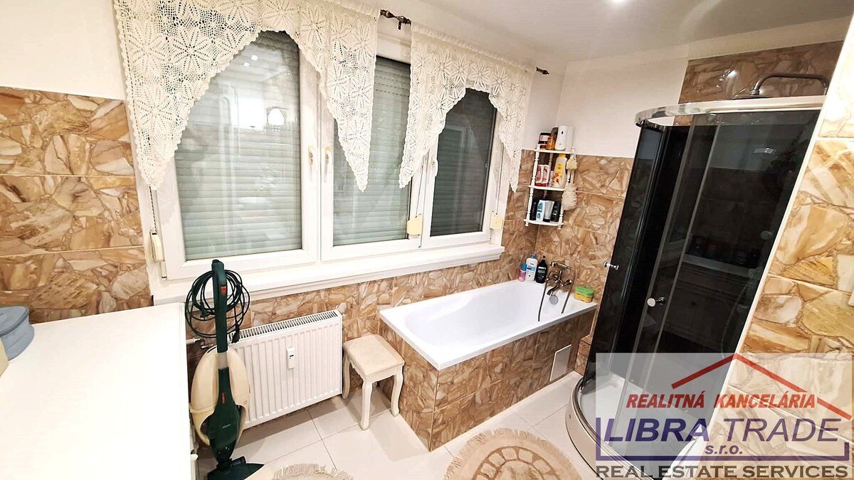 EXKLUZÍVNY PREDAJ - Kompletne prerobený 2 izbový veľký byt s loggiou neďaleko Komárna ZNÍŽENÁ CENA! — foto 9