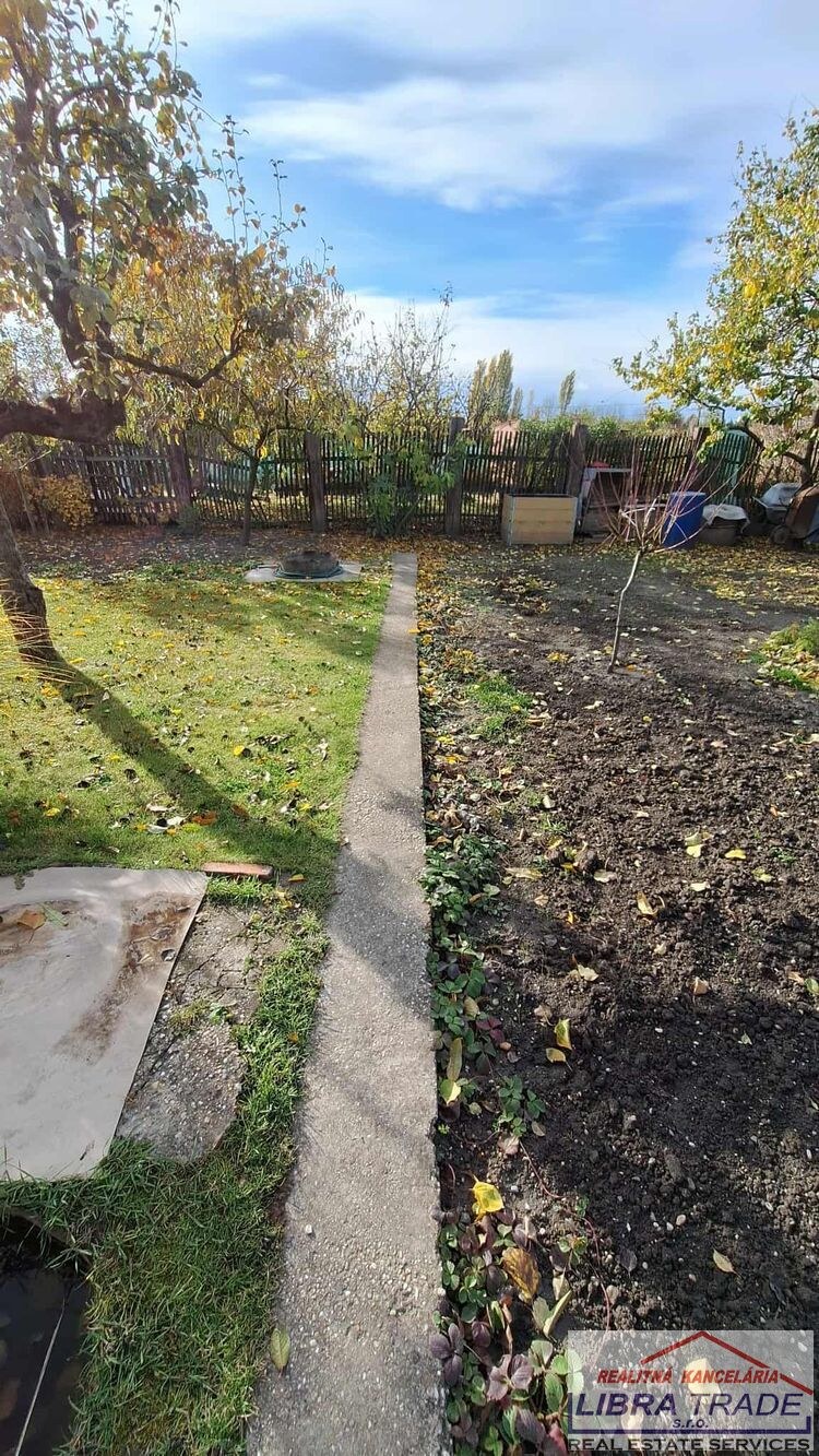 PREDAJ - záhrada s drevenou chatou v Komárne  — foto 3