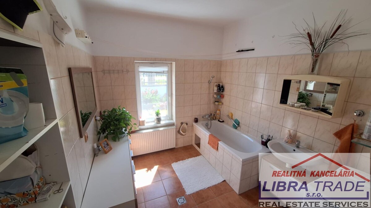 EXKLUZÍVNY PREDAJ - Zariadený kompletne prerobený 5 izbový rodinný dom v Komárne časť Nová Stráž — foto 13