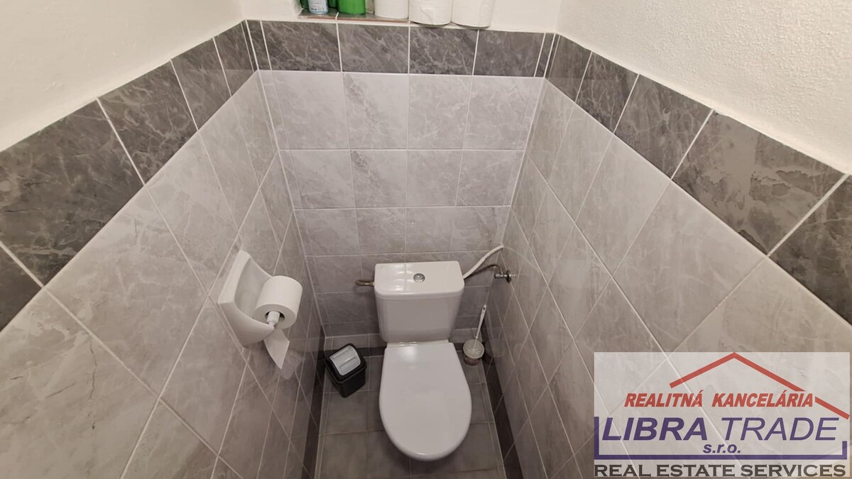 EXKLUZÍVNY PREDAJ - Zariadený kompletne prerobený 5 izbový rodinný dom v Komárne časť Nová Stráž — foto 22