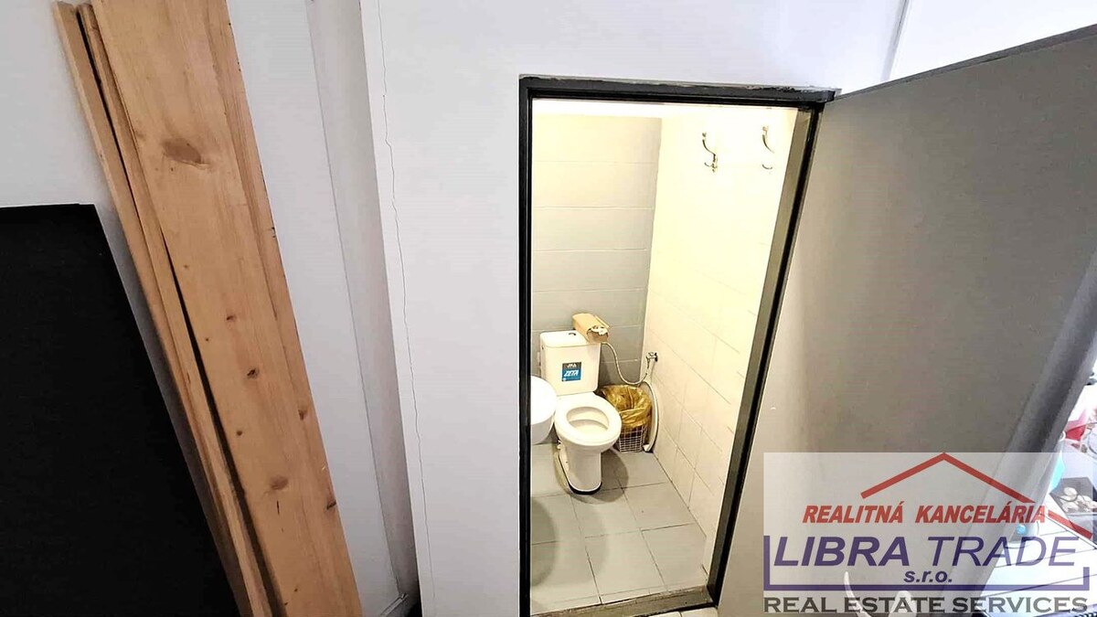 PREDAJ - Objekt vhodný na podnikanie, kanceláriu, obchod, kaviareň, reštauráciu v centre Komárna ZNÍŽENÁ CENA! — foto 10
