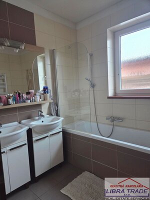 Exkluzívny rodinný dom na predaj v Nových Zámkoch. — foto 26