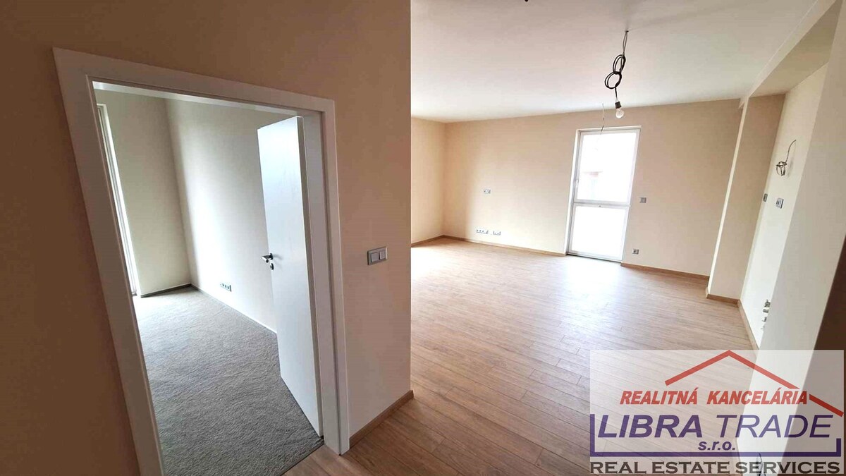 PREDAJ - veľký 4 izbový byt s vlastným kúrením s 2 terasami v centre Komárna DOHODA MOŽNÁ! — foto 6