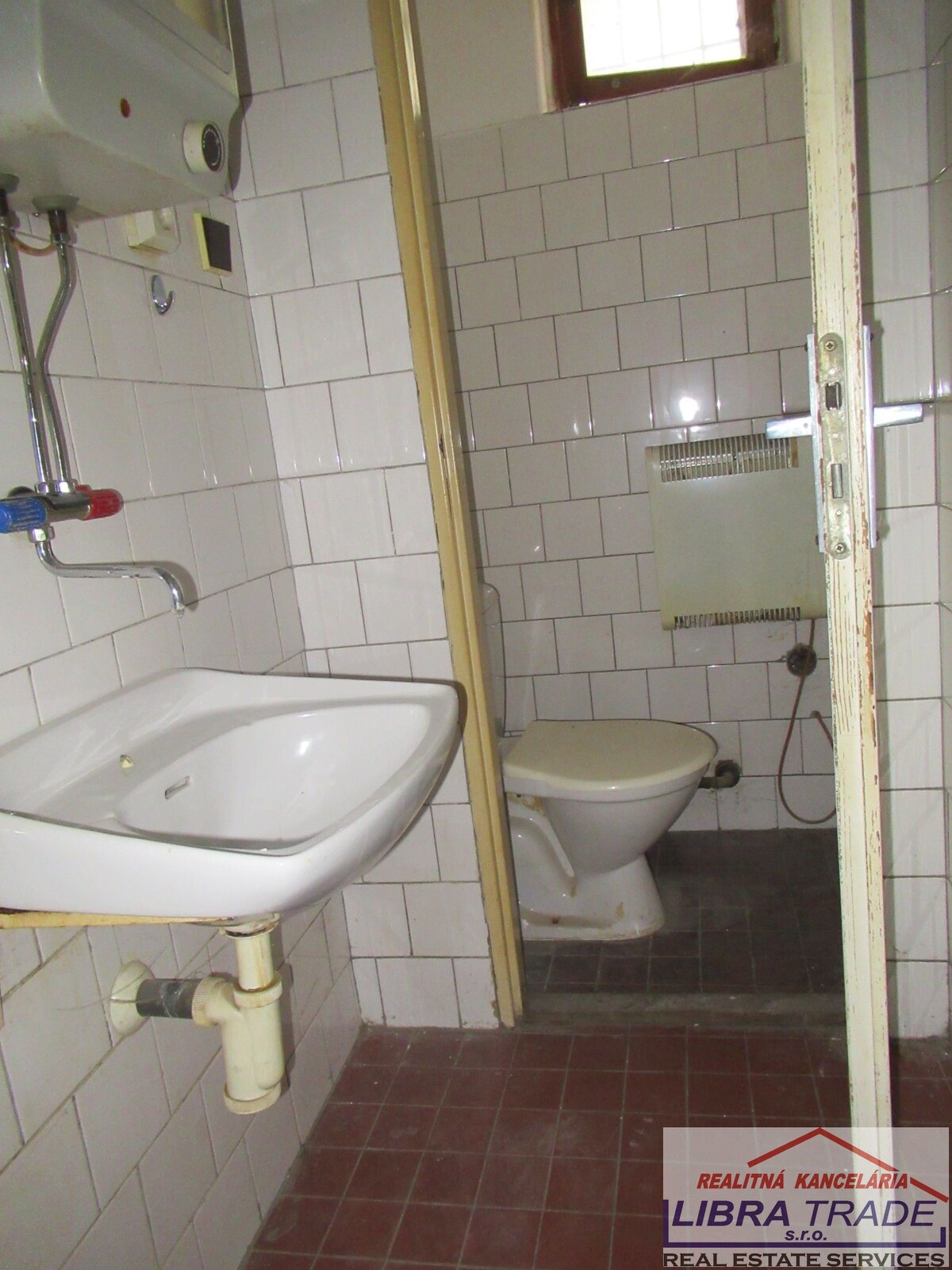 Na podnikateľské účely - Na predaj tri stavby v radovej zástavbe na Nábrežnej ulici v Nových Zámkoch. — foto 19