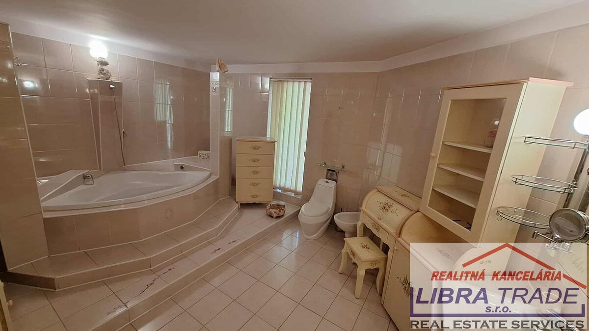 PREDAJ - Kompletne prerobený 5 izbový rodinný dom v tichej a vyhľadávanej lokalite v Komárne  — foto 17