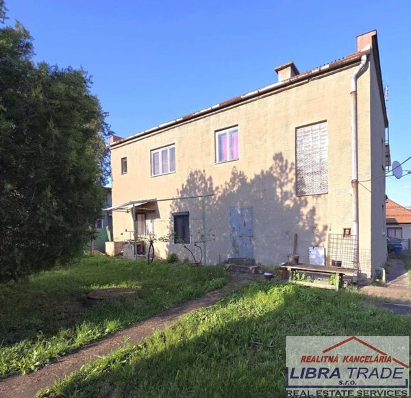 PREDAJ poschodový rodinný dom v obci Pastovce s pekným pozemkom. ODPORÚČAME.