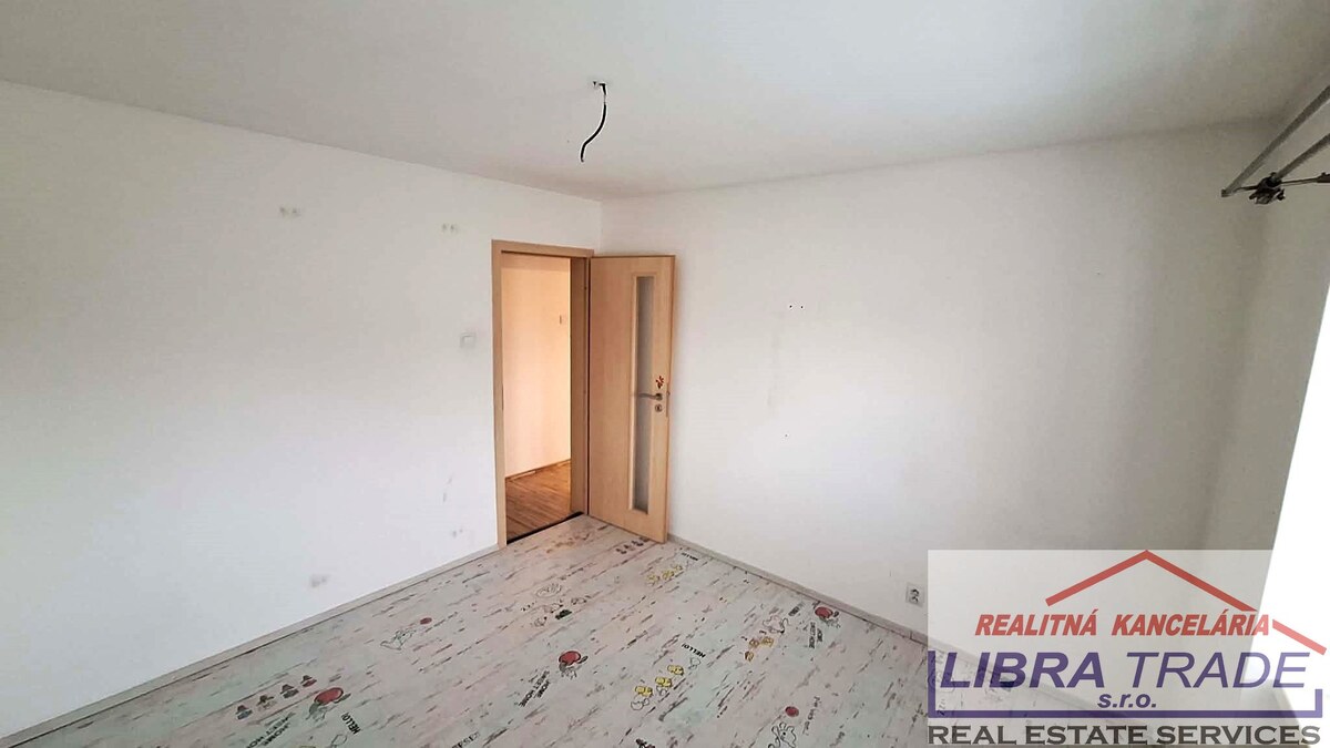 EXKLUZÍVNY PREDAJ - 4 izbový kompletne prerobený rodinný dom s garážou v Novej Stráži časť Komárna — foto 18