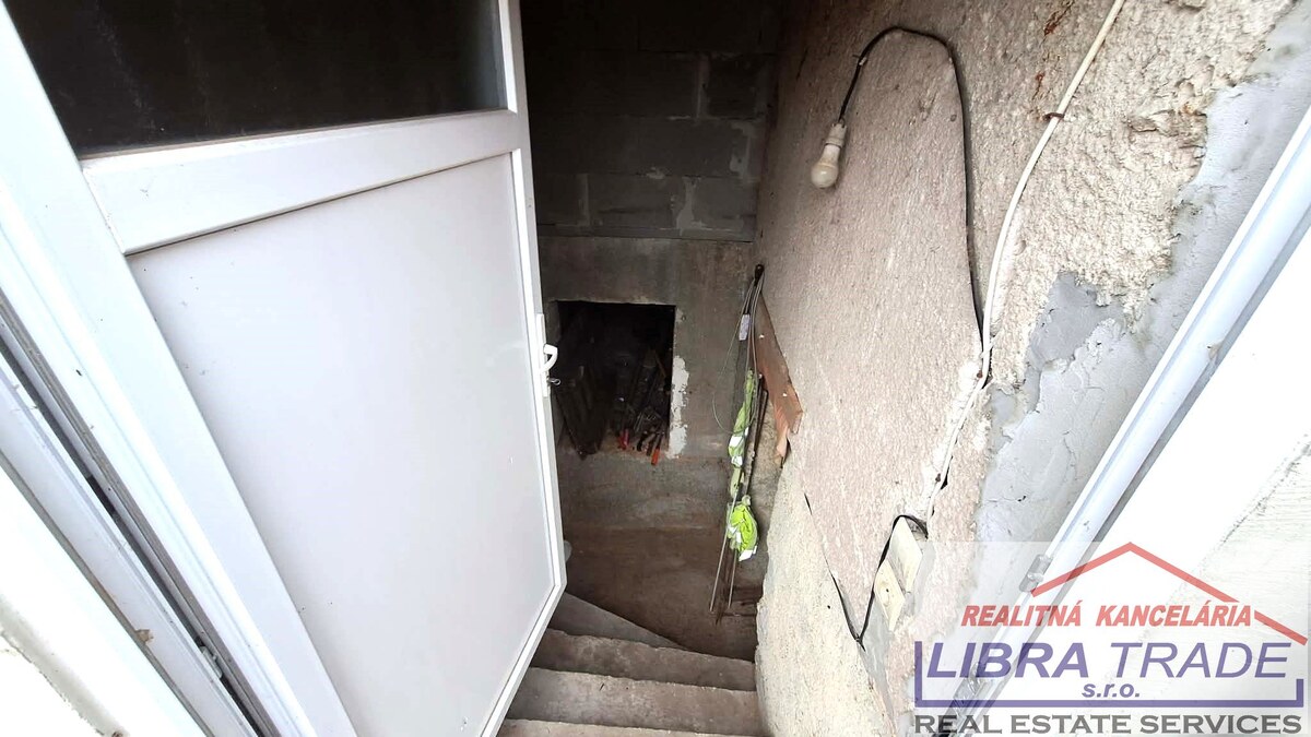 EXKLUZÍVNY PREDAJ - 4 izbový kompletne prerobený rodinný dom s garážou v Novej Stráži časť Komárna — foto 22