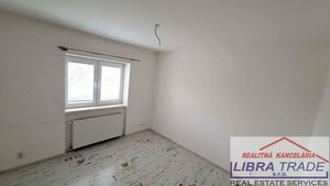 EXKLUZÍVNY PREDAJ - 4 izbový kompletne prerobený rodinný dom s garážou v Novej Stráži časť Komárna — foto 17