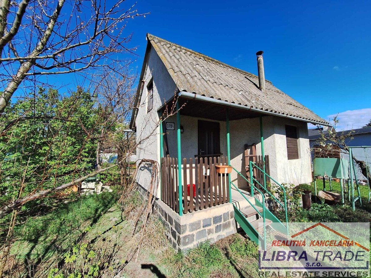 PREDAJ - Záhrada s murovanou chatou v Komárne — foto 2