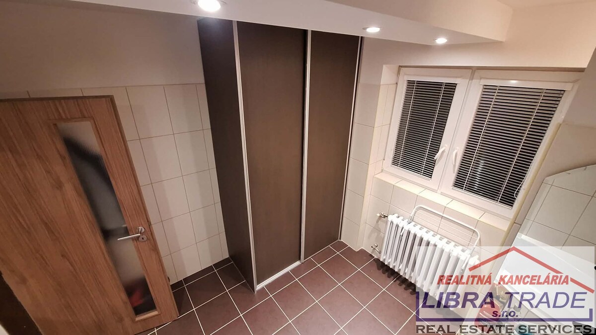 PREDAJ - Kompletne prerobený 2 izbový tehlový byt s vlastným kúrením a zariadením v Komárne  — foto 7