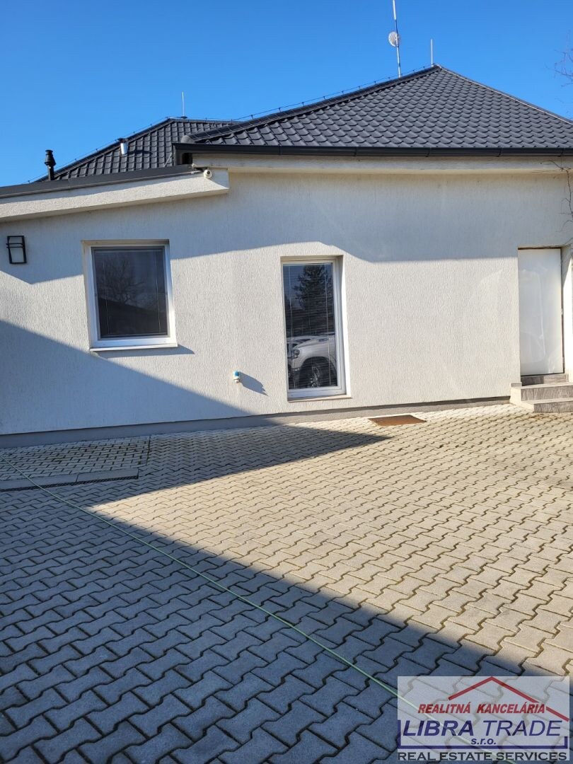 Kancelárske priestory  s veľkým parkoviskom do prenájmu v Nových Zámkoch. — foto 8