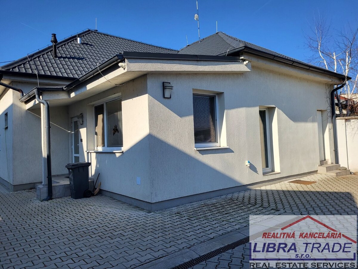 Kancelárske priestory  s veľkým parkoviskom do prenájmu v Nových Zámkoch. — foto 10