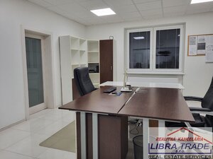 Kancelárske priestory  s veľkým parkoviskom do prenájmu v Nových Zámkoch. — foto 2