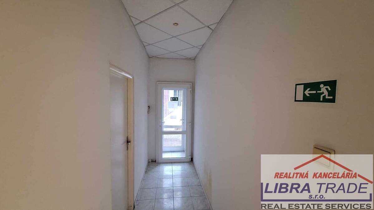 NA PRENÁJOM VÁM PONÚKAM PRIEMYSELNÝ AREÁL S ADMINISTRATÍVNOU BUDOVOU, SKLADOVÝMI PRIESTORMI — foto 16