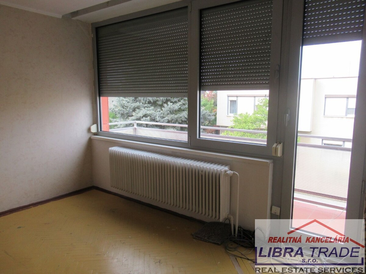 Na predaj dvojgeneračný 7-izbový rodinný dom v tichej a lukratívnej lokalite v Nových Zámkov. — foto 5