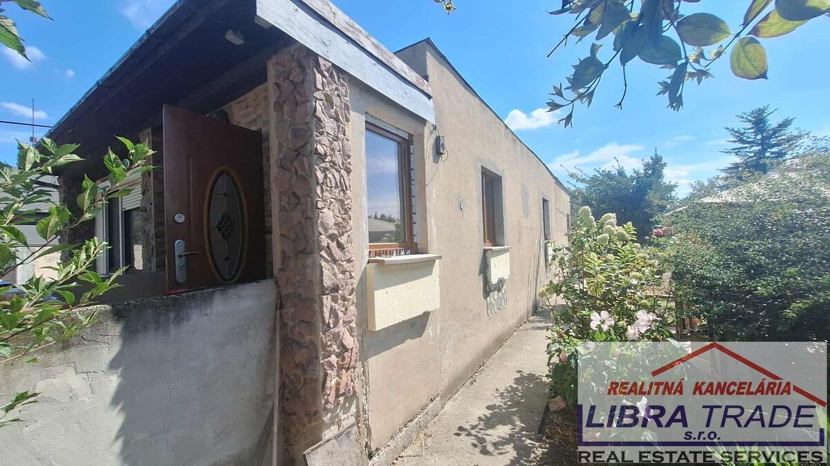 IBA U NÁS! PREDAJ - 4 izbový dom vhodný na rekonštrukciu podľa vlastných predstáv na Alžbetinom ostrove v Komárne