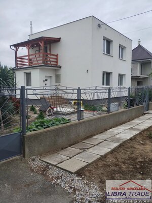 PREDAJ - Čiastočne prerobený 5 izbový poschodový rodinný dom so záhradou a garážou v obci IŽA — foto 1