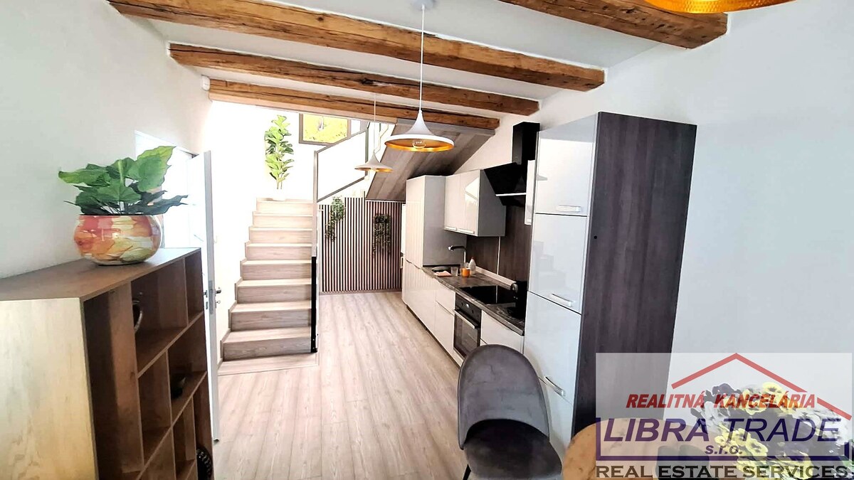 PREDAJ - Kompletne prerobený 4 izbový rodinný dom v CENTRE Komárna pamiatková zóna VÝHODNÁ KÚPA!  — foto 2