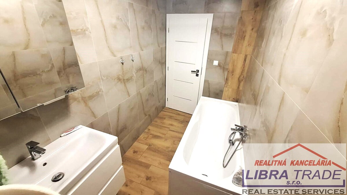 PREDAJ - Kompletne prerobený 4 izbový rodinný dom v CENTRE Komárna pamiatková zóna VÝHODNÁ KÚPA!  — foto 11