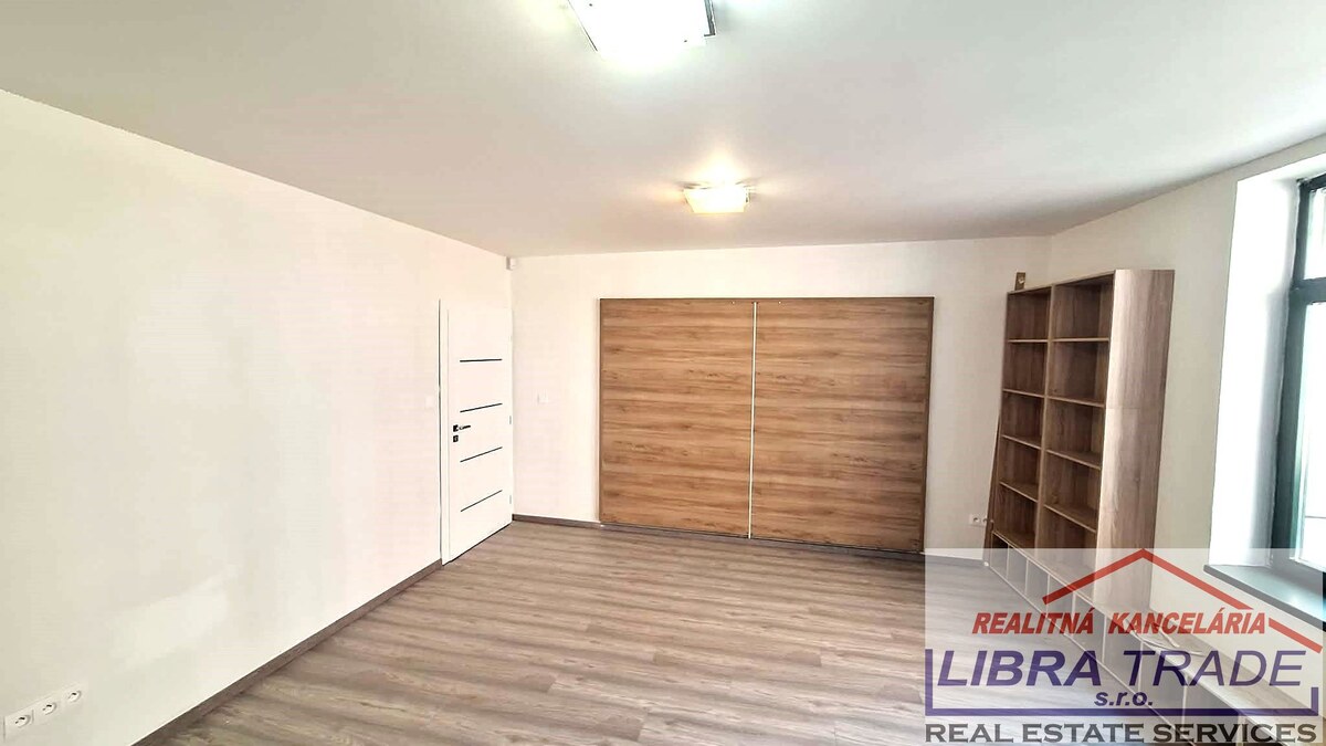 PREDAJ - Kompletne prerobený 4 izbový rodinný dom v CENTRE Komárna pamiatková zóna VÝHODNÁ KÚPA!  — foto 12
