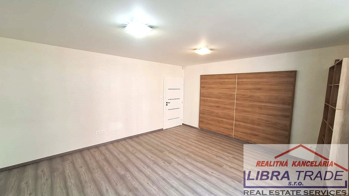 PREDAJ - Kompletne prerobený 4 izbový rodinný dom v CENTRE Komárna pamiatková zóna VÝHODNÁ KÚPA!  — foto 13