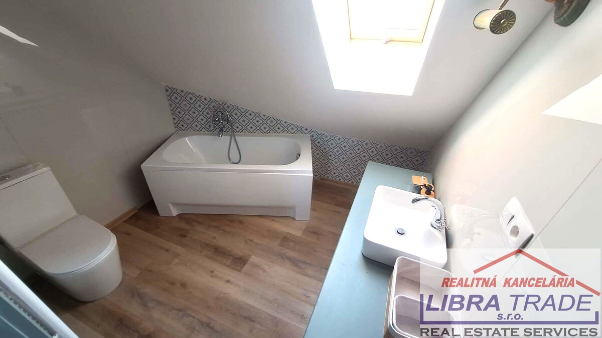 PREDAJ - Kompletne prerobený 4 izbový rodinný dom v CENTRE Komárna pamiatková zóna VÝHODNÁ KÚPA!  — foto 24