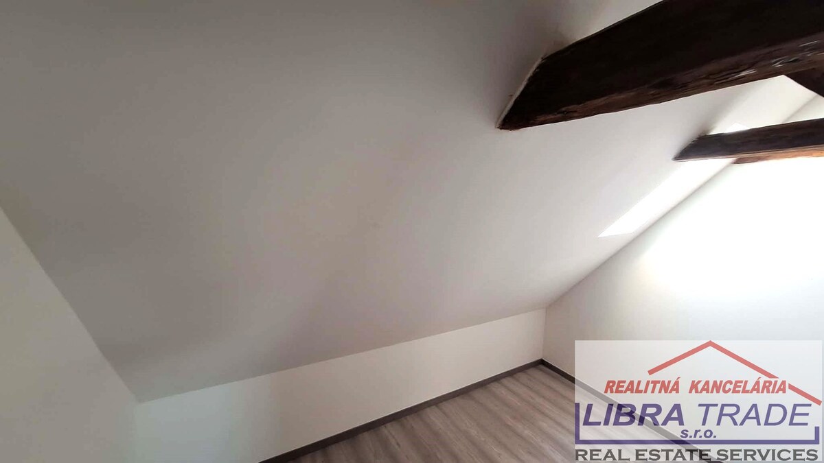 PREDAJ - Kompletne prerobený 4 izbový rodinný dom v CENTRE Komárna pamiatková zóna VÝHODNÁ KÚPA!  — foto 25