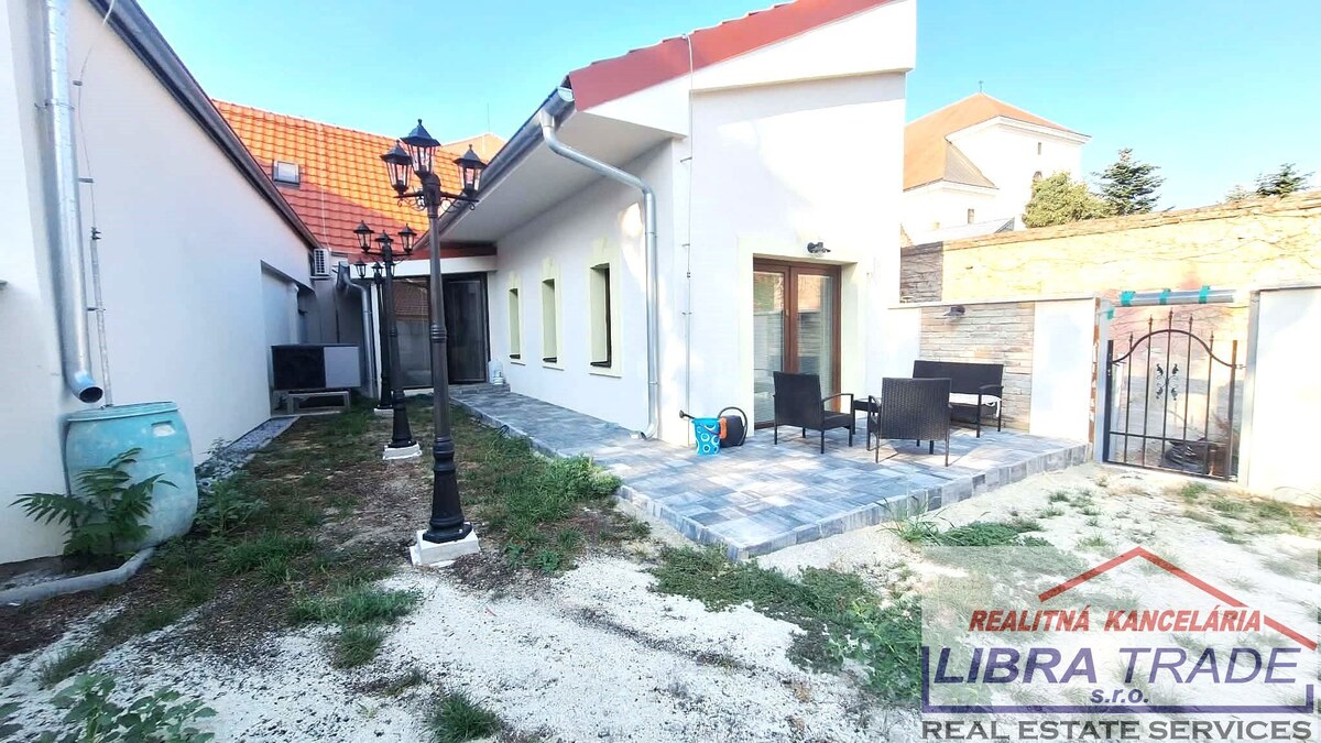 PREDAJ - Kompletne prerobený 4 izbový rodinný dom v CENTRE Komárna pamiatková zóna VÝHODNÁ KÚPA!  — foto 26