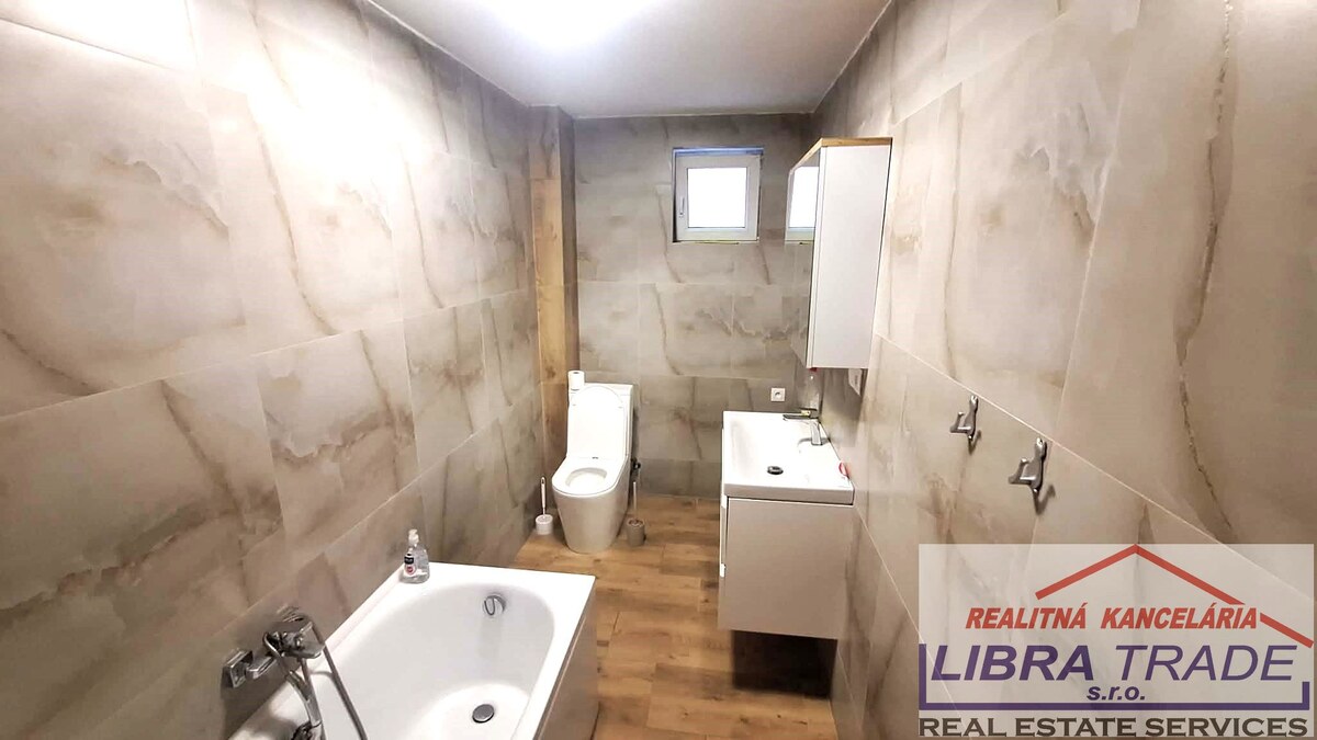 PREDAJ - Kompletne prerobený 4 izbový rodinný dom v CENTRE Komárna pamiatková zóna VÝHODNÁ KÚPA!  — foto 9