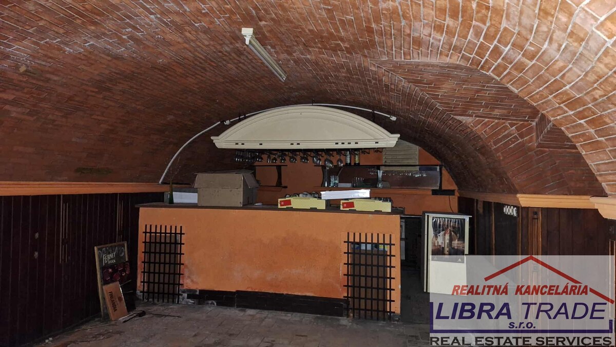 EXKLUZÍVNY PREDAJ - Objekt vhodný na podnikanie, kanceláriu, obchod, kaviareň, reštauráciu v centre Komárna DOHODA MOŽNÁ! — foto 13