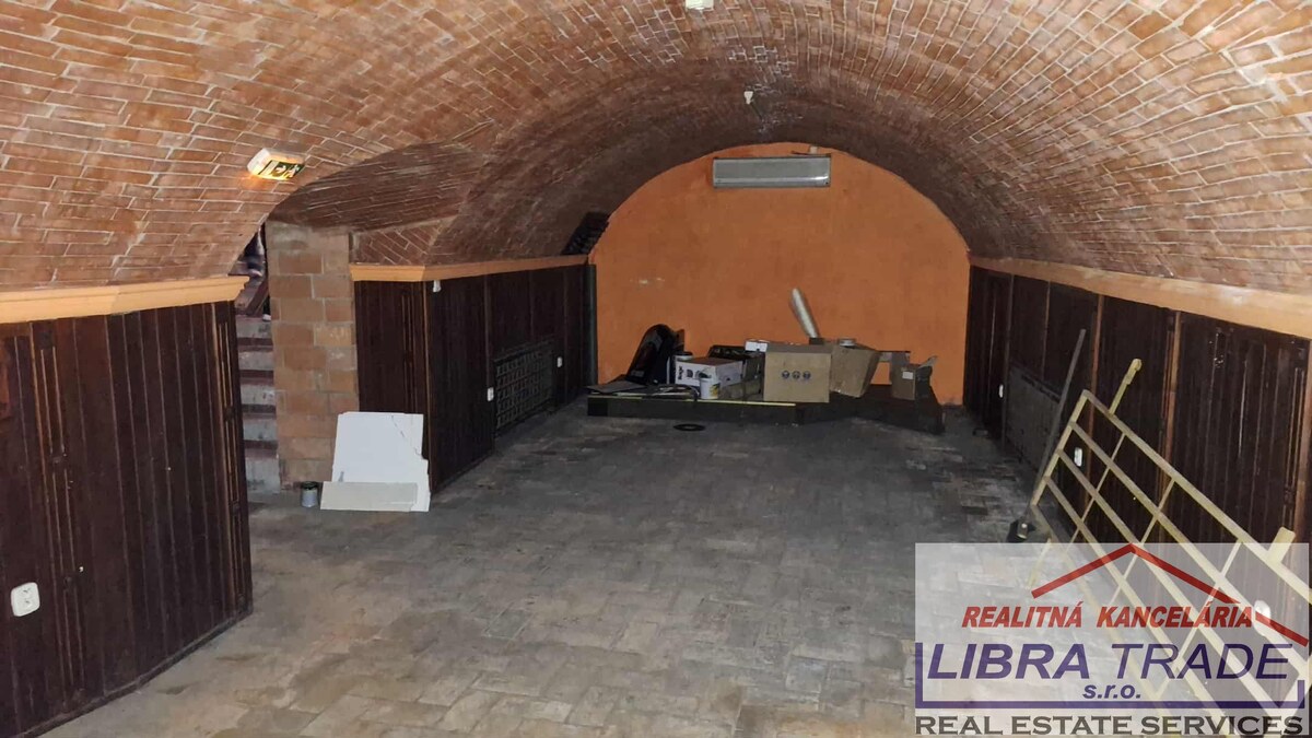EXKLUZÍVNY PREDAJ - Objekt vhodný na podnikanie, kanceláriu, obchod, kaviareň, reštauráciu v centre Komárna DOHODA MOŽNÁ! — foto 16