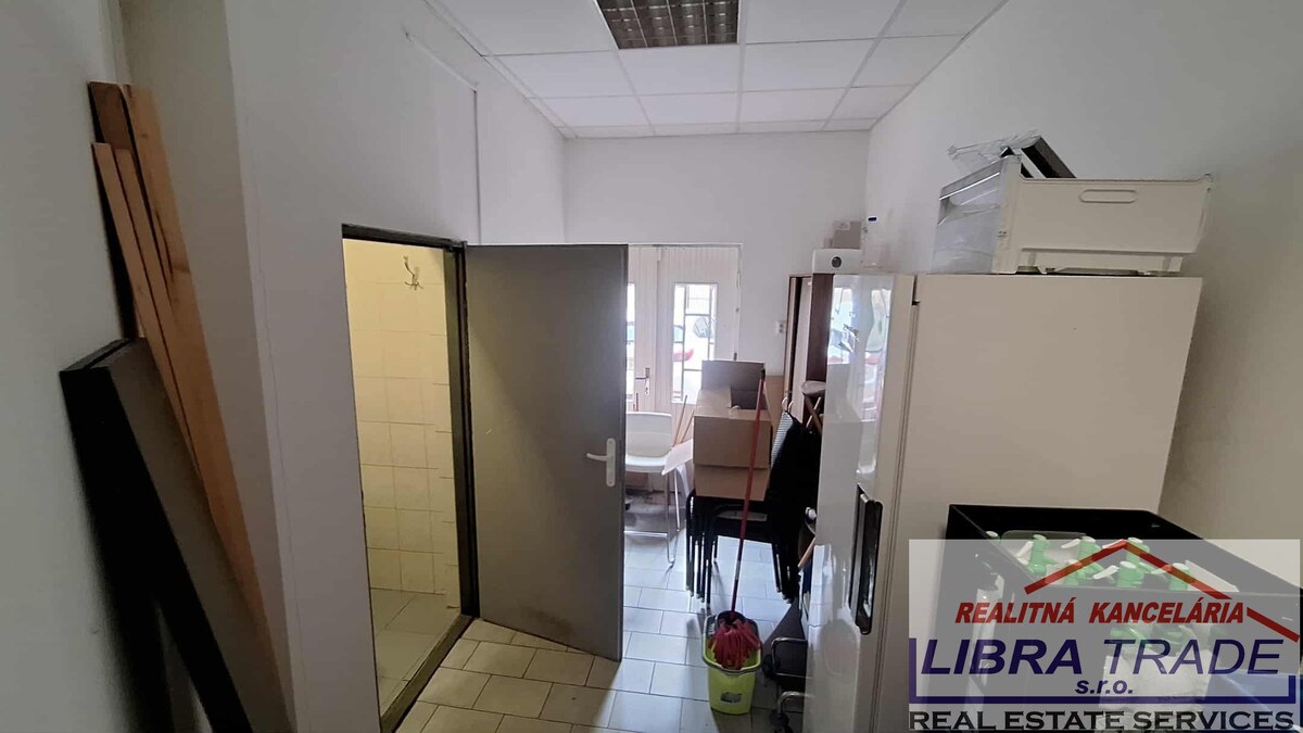 EXKLUZÍVNY PREDAJ - Objekt vhodný na podnikanie, kanceláriu, obchod, kaviareň, reštauráciu v centre Komárna DOHODA MOŽNÁ! — foto 8
