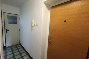 NA PREDAJ: 2-izbový byt s balkónom na Sídlisku I – ideálny na rekonštrukciu — foto 5