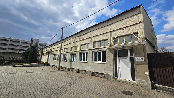 NA PREDAJ: Výrobná hala 769 m2 s veľkorysým pozemkom a TOP prístupom