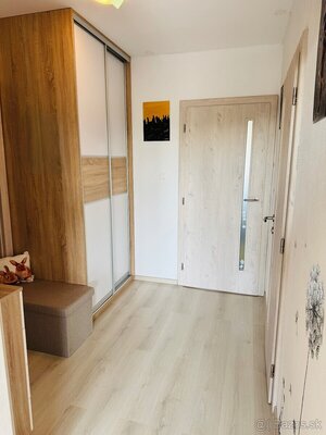 Kompletne zrekonštruovaný 3 - izbový byt s lodžiou — foto 9
