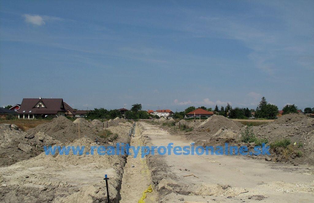 Pozemok 575 m2, Hrubý Šúr, predaj slnečného pozemku — foto 2