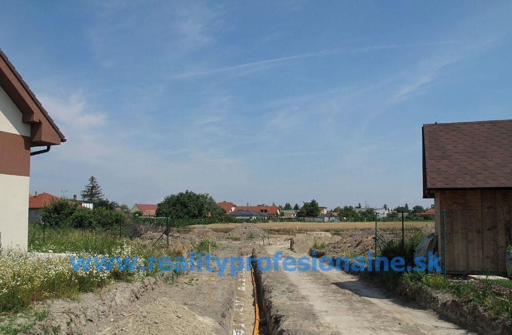 Pozemok 575 m2, Hrubý Šúr, predaj slnečného pozemku — foto 4