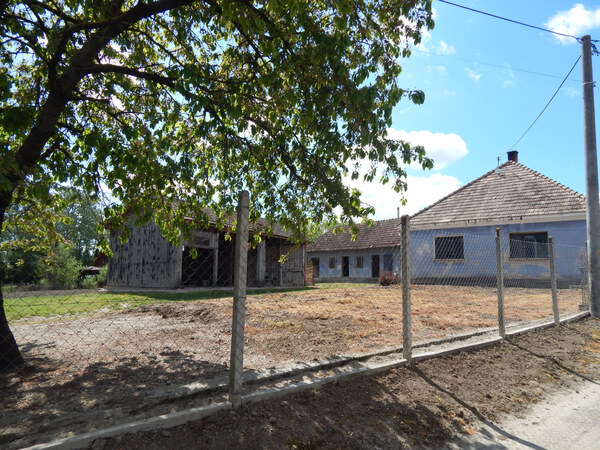 Na predaj vidiecka usadlosť so starším domom, hospodárskymi budovami a pozemkom 2104 m2  v obci  Martovce.